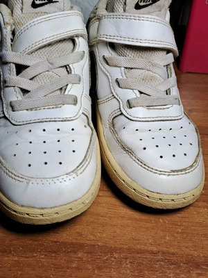 Παπούτσια Nike αθλητικά μεταχειρισμένα για αγόρι νούμερο 26 άσπρα με φθορές
