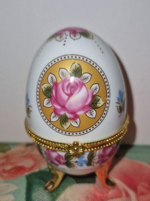 Limoge porcelain decorative egg like new, collectible