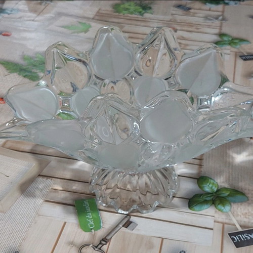 Vintage crystal fruit bowl with integrated base, like new