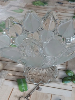 Vintage crystal fruit bowl with integrated base, like new