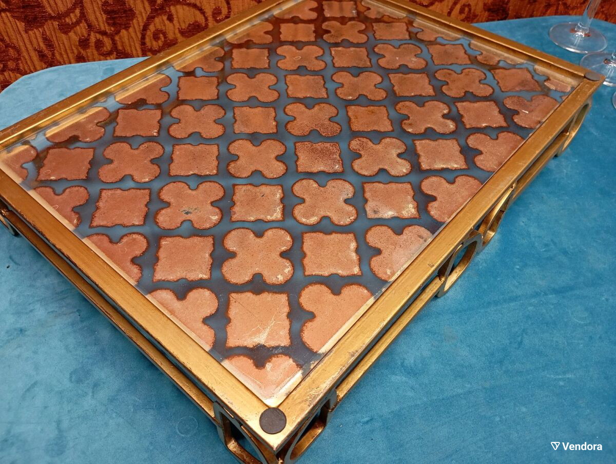 Διακοσμητικός δίσκος με καθρέπτη μεταλλικός χρυσού χρώματος, σαν καινούργιος με δώρο 6 ποτήρια σαμπάνιας