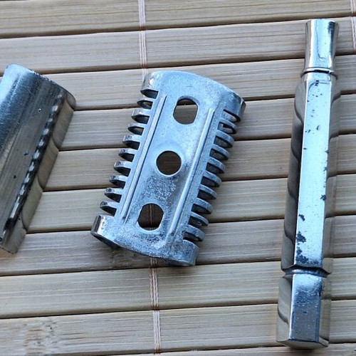 Le Coq Cage Comb razor used