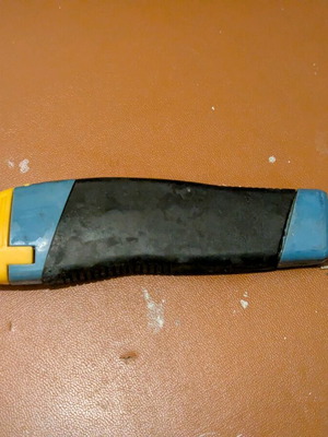 Utility knife used with rusted blade