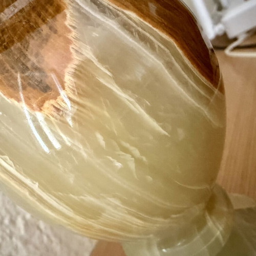 Onyx vase with marble-like surface and beautiful design, like new