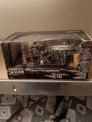 Forces of Valor U.S 82nd Airborne with Medic 1:32 Scale New