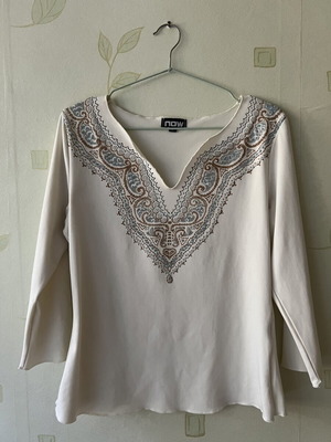 White blouse with embroidery on neckline L size like new