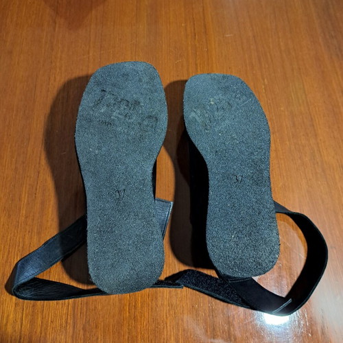 1725.a leather platform sandals like new, black, size 38