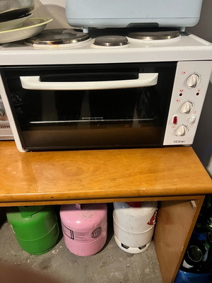 Student Oven with 3 Hotplates and Stainless Steel Grill like new