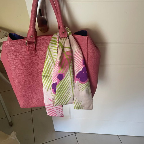 Pink handbag like new with strap and inner pocket