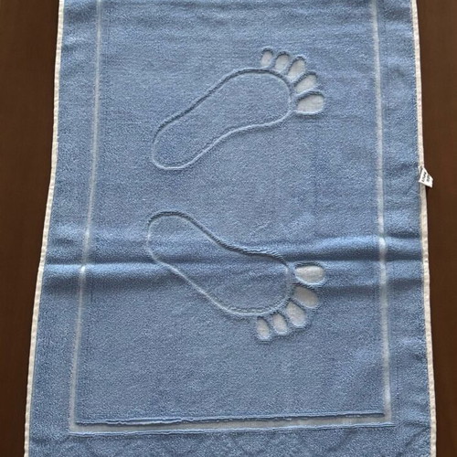 Blue bath mat like new with lace