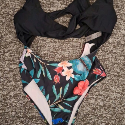 Shein one-piece swimsuit like new, size M with elegant design