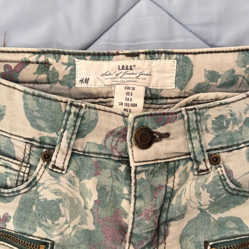 H&M shorts size 36 like new, multicolor green