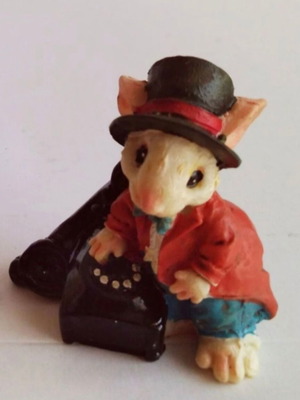Mouse figure made of resin like new, height 5.5cm