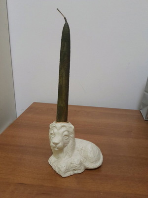 Lion-shaped candlestick with candle like new