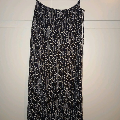 Sempre wrap skirt like new, dark blue with ecru leaf pattern, S/M