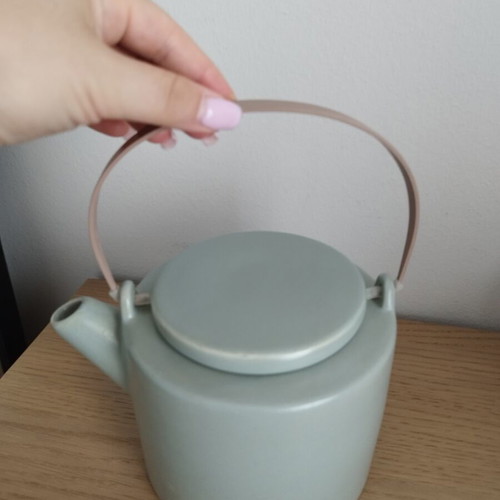 Ceramic teapot new in excellent condition