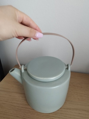 Ceramic teapot new in excellent condition