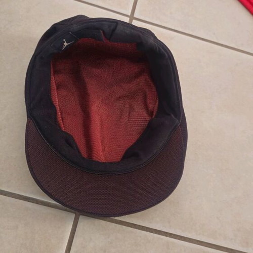 Jordan flat cap used, black red