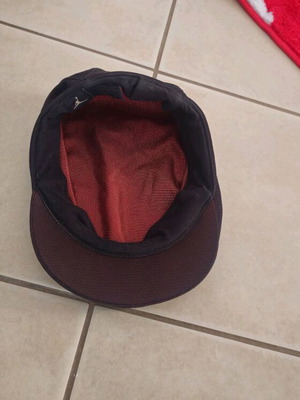 Jordan flat cap used, black red