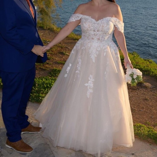 Pronovias Athenav wedding dress like new, sugar color, detachable sleeves, size L