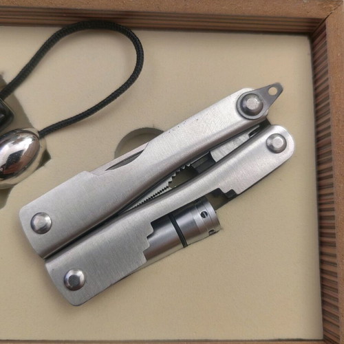 Multitool in gift case new with begleri