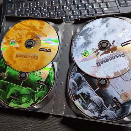 Medal of Honor War Chest PC CD-ROM like new, 4 discs