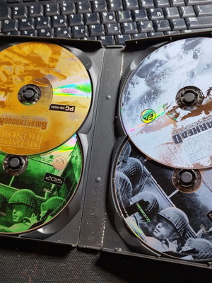 Medal of Honor War Chest PC CD-ROM like new, 4 discs