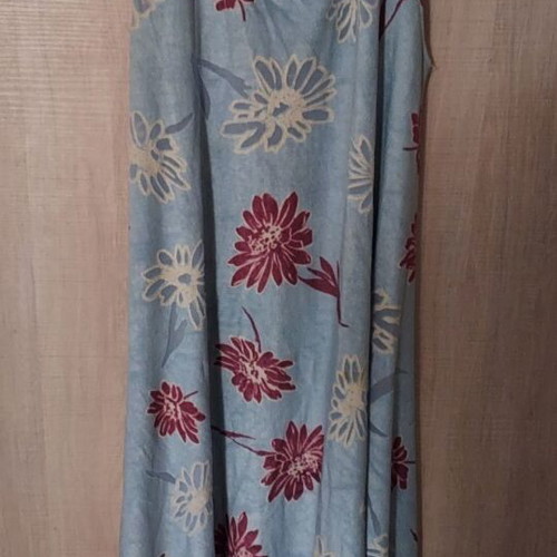 Dress with A-line silhouette and asymmetrical hem used, multicolor