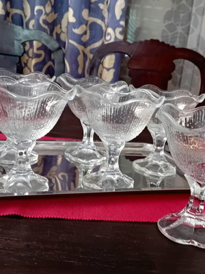 Set of six stemmed ice cream bowls with rhomboid pattern