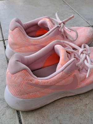 Αθλητικά παπούτσια Nike μεταχειρισμένα, νούμερο 37,5, ροζ