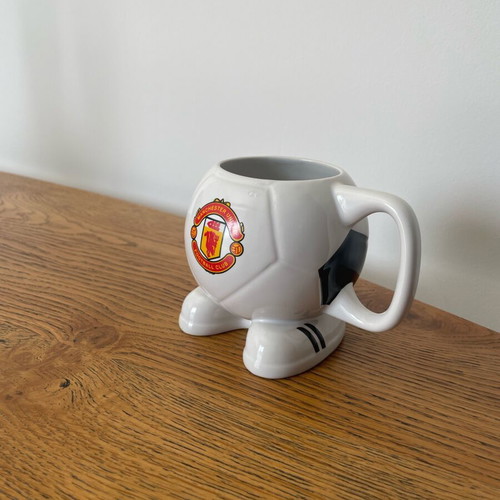 Vintage Manchester United mug shaped like a ball like new