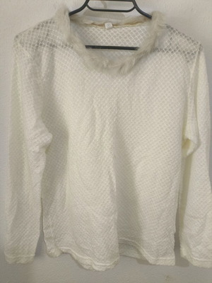 White blouse with fur on collar like new, size M