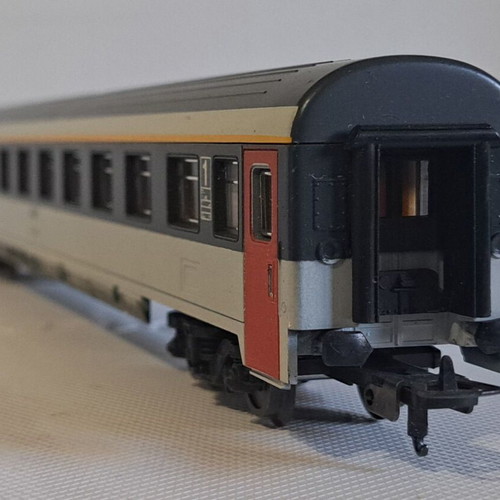 Lima HO SNCF 2 Corail passenger coaches like new