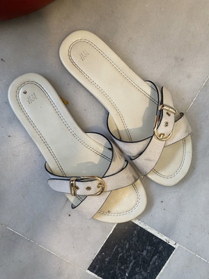 Flat sandals 39 with adjustable gold buckle used