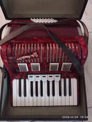 Weltmeister Accordion 26 Keys 40 Bass Used With Hard Case