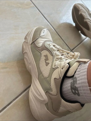 Παπούτσια Fila αθλητικά μεταχειρισμένα, γκρι και μπεζ, νούμερο 36