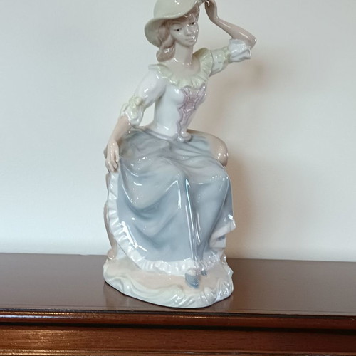 Porcelain figurine used with finesse and detailed design