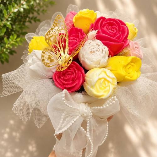 Handmade aromatic bouquet candle in ceramic pot from 100% soy wax