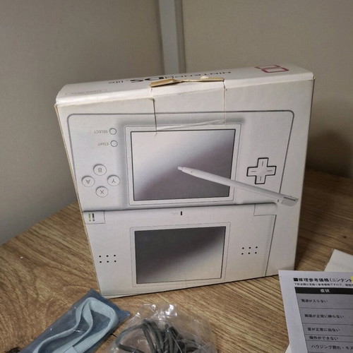 Nintendo DS Lite бял като нов с пълна кутия
