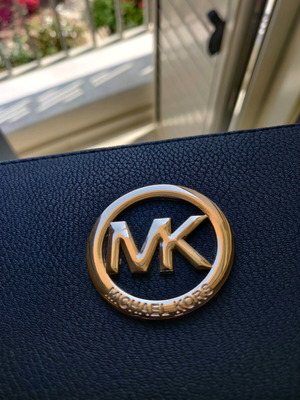 Ολοκαίνουριο τσαντάκι ώμου Michael Kors σε μαύρο και χρυσό