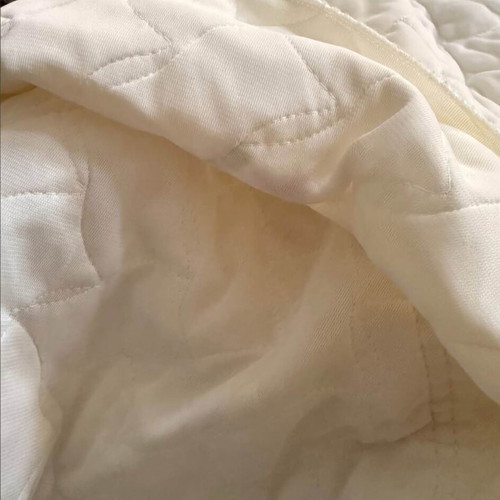 Vintage quilt with ruffles and romantic flowers, 140x208 cm