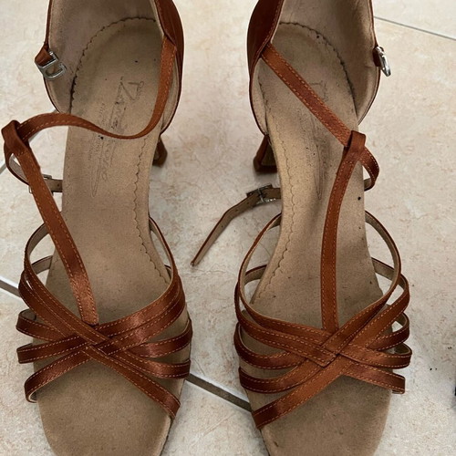 Dance shoes used, gold color, size 38.5, lightly worn