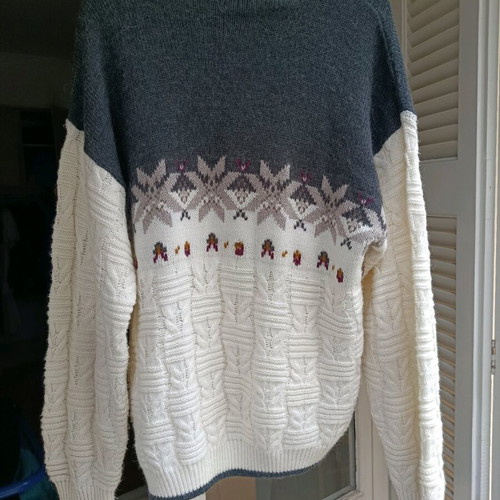 Vintage knitted sweater like new, fits sizes M-XL, very warm