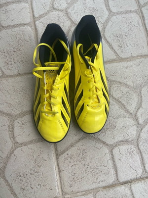 Football shoes like new for indoor use
