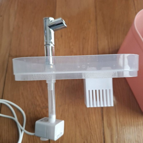 Pet water fountain like new with USB cable and filter