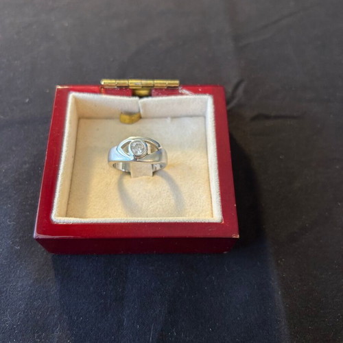 Silver 925 ring with white stone like new