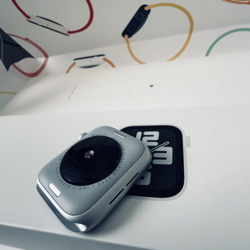 Apple Watch SE 2nd Gen 44mm GPS Silver Aluminium with White Sport Band