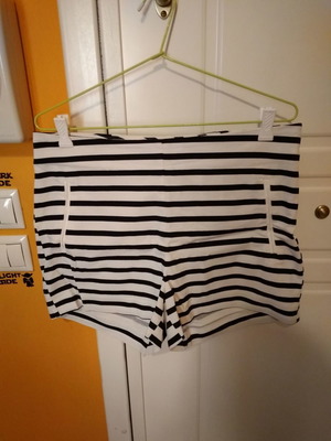 Esmara striped shorts new, size L, with zipper and fake pockets