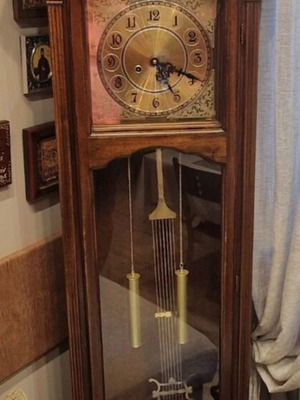 Floor pendulum clock like new, analog display