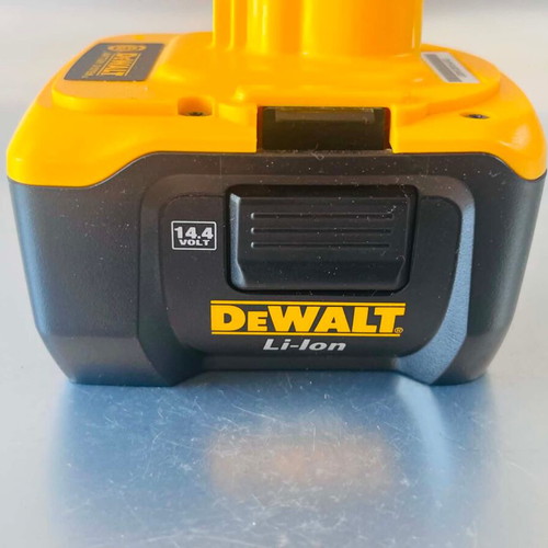 DeWalt 14.4V Nano Technology Li-Ion Battery like new, model DE9140